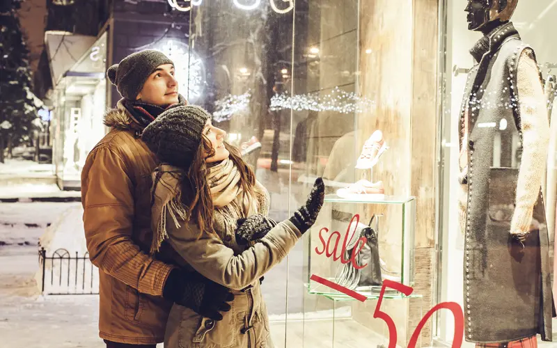 image of couple shopping in Europe