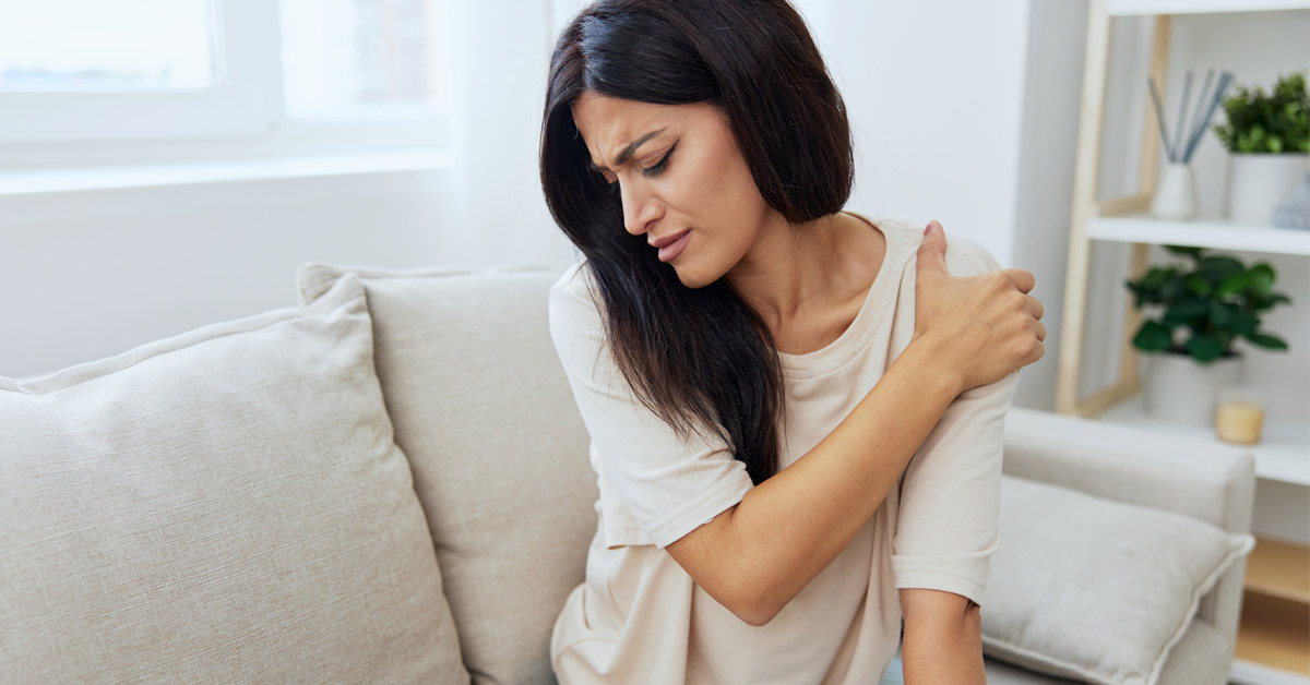Woman experiences SIRVA pain.