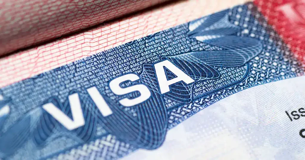 Imagen de cerca de la palabra visa en una visa que representa los tipos de visas.