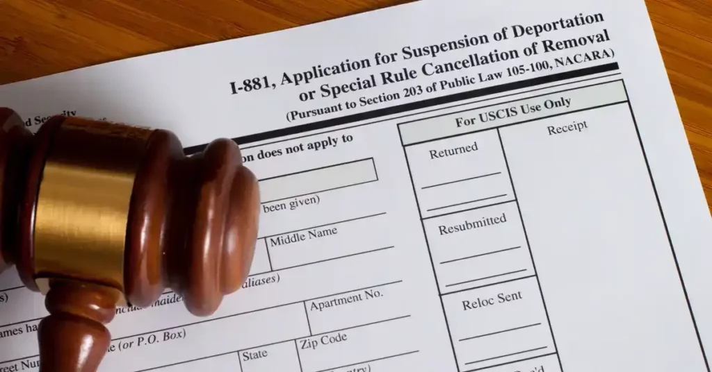 Imagen de un mazo en un documento de deportación de inmigración de USCIS.