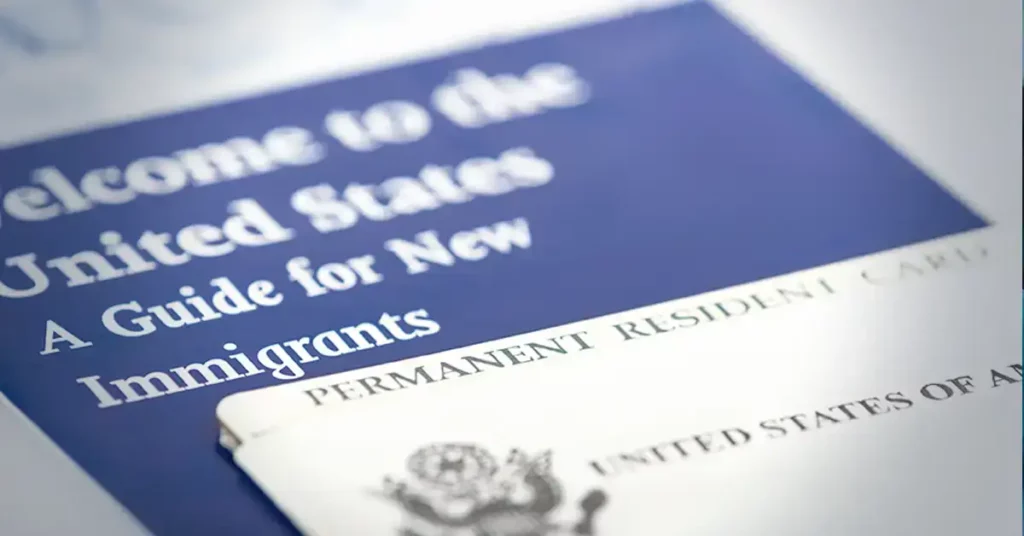 Imagen de un folleto de bienvenida para inmigrantes a los Estados Unidos y una tarjeta de residente permanente.